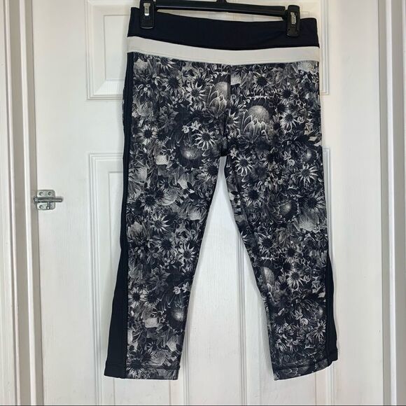 Lululemon Up The Pace Crops Black & White Flowabunga Size 6 - Picture 1 of 8